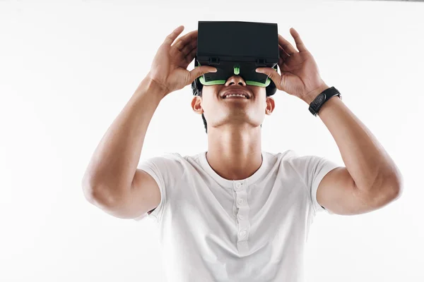 Hombre disfrutando de la realidad virtual — Foto de Stock