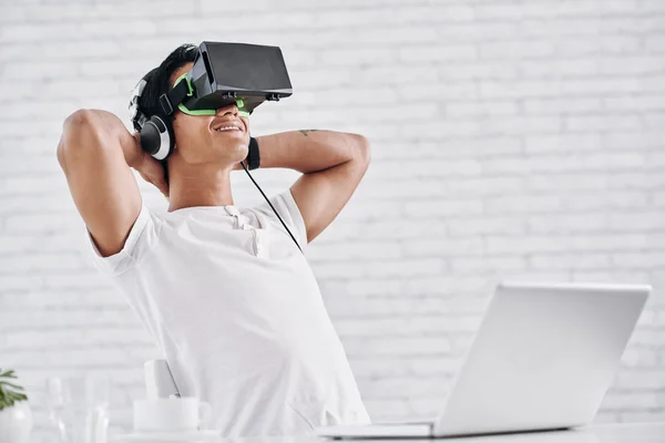 Hombre en gafas VR relajante — Foto de Stock