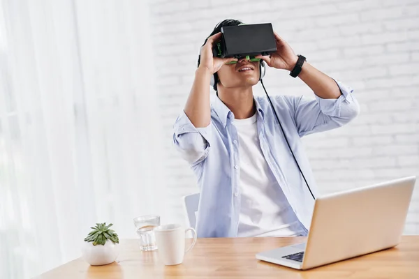 Desarrollador prueba nueva aplicación de realidad virtual —  Fotos de Stock