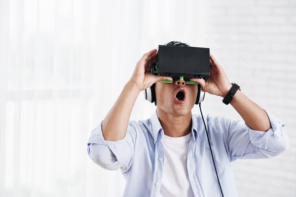 Hombre excitado en gafas VR — Foto de Stock