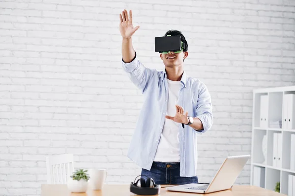 Hombre en gafas de realidad virtual trabajando —  Fotos de Stock