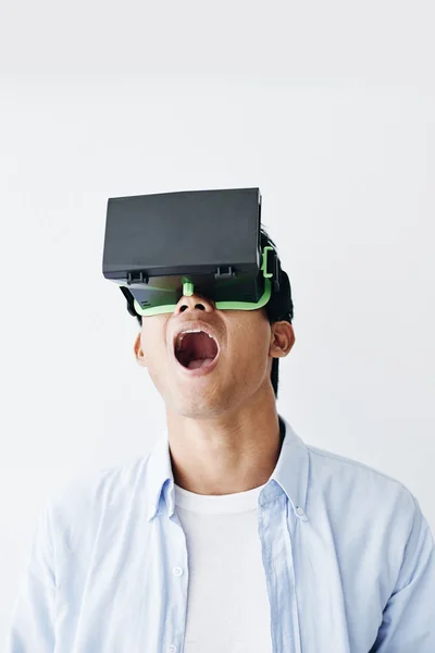 Hombre excitado en gafas VR —  Fotos de Stock