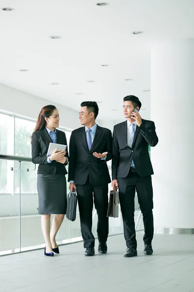 Collega's spreken op weg naar werk — Stockfoto