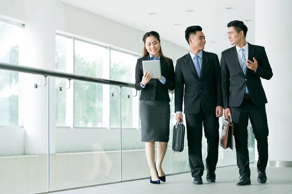 Colegas de negócios falando sobre o caminho para o trabalho — Fotografia de Stock