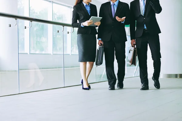 Gente de negocios discutiendo algo en el pasillo — Foto de Stock