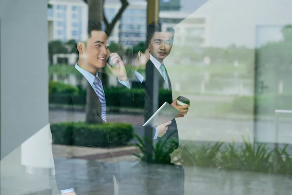 Empresarios caminando dentro del edificio de oficinas — Foto de Stock