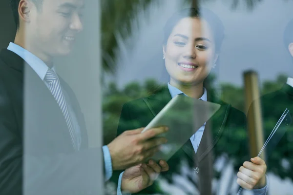 Empresário mostrando algo na tela do tablet — Fotografia de Stock