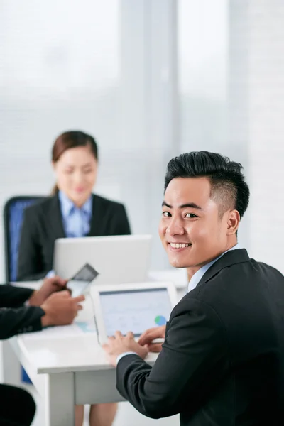 Geschäftsleute arbeiten an Tablets — Stockfoto