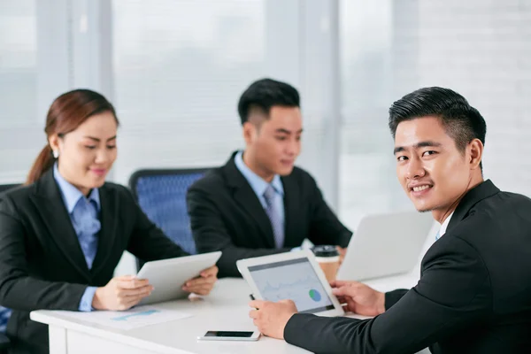 Uomini d'affari che lavorano su tablet — Foto Stock