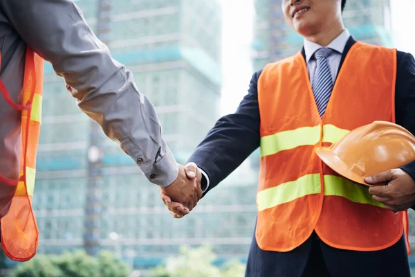 投资者和承包商握手 — 图库照片