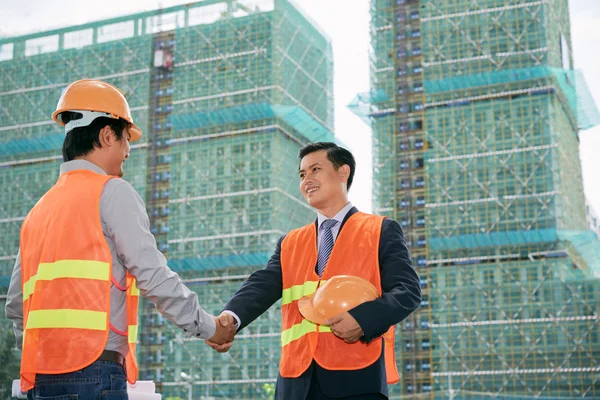 Trabajadores de la construcción saludándose —  Fotos de Stock