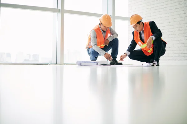 Lavoratore edile e ingegnere discutere piano — Foto Stock