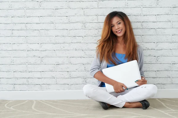 Woman with laptop sitting on floor — Stock Photo, Image