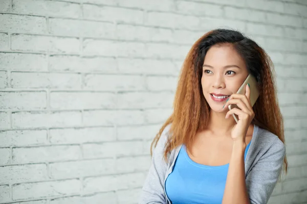 携帯電話を持つ女性を話します。 — ストック写真