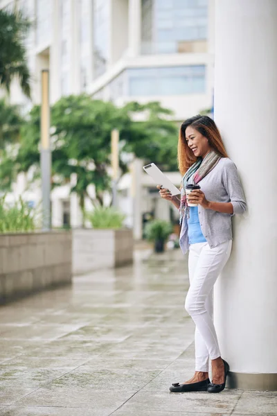 Studente che legge informazioni su tablet — Foto Stock