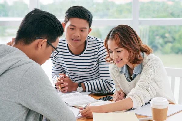 Vrouwelijke leraar uitleggen thema — Stockfoto