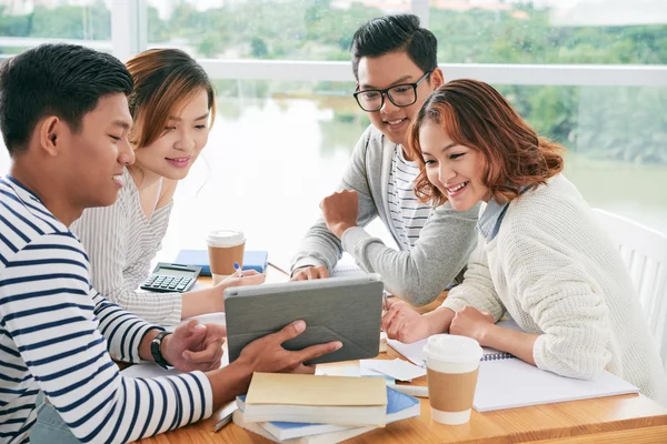 Manlig student genomföra presentation — Stockfoto