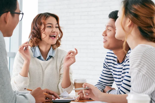 Mädchen spricht mit Freundin im Unterricht — Stockfoto