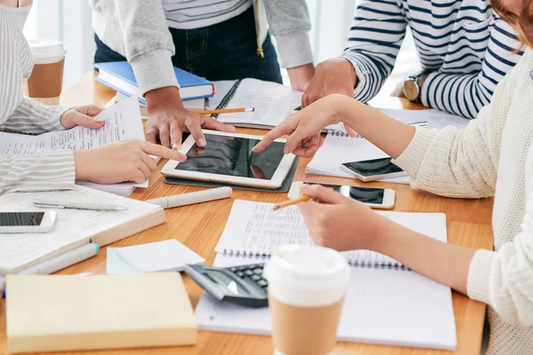 Students working on project together — Stock Photo, Image