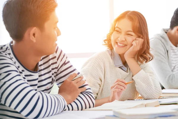 Compagni di classe flirtare durante la classe — Foto Stock