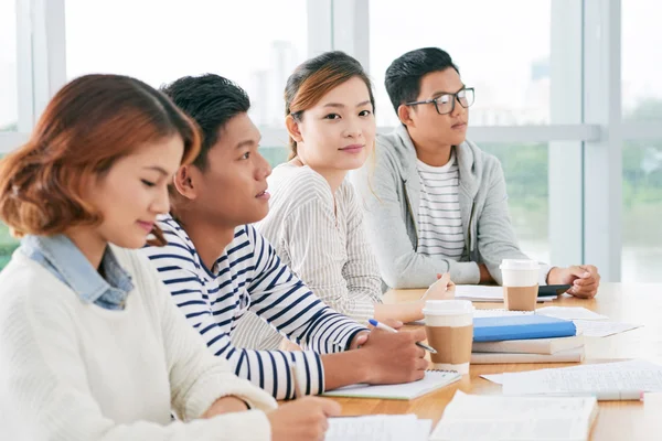 Student zitten in rij in de klas — Stockfoto