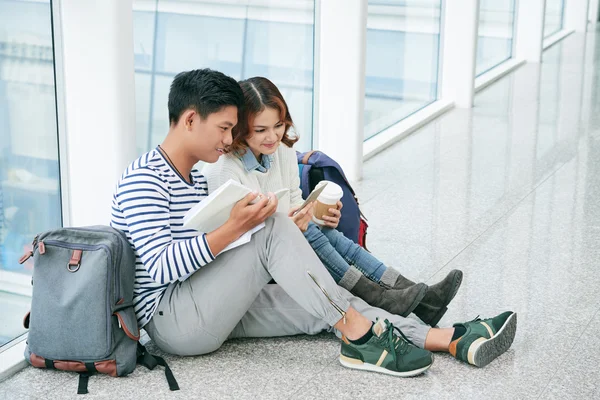 Compagni di classe rivedere il materiale prima dell'esame — Foto Stock