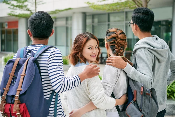 Étudiants se serrant dans leurs bras et s'éloignant — Photo