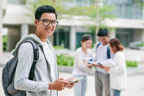 学生与平板电脑在户外站 — 图库照片