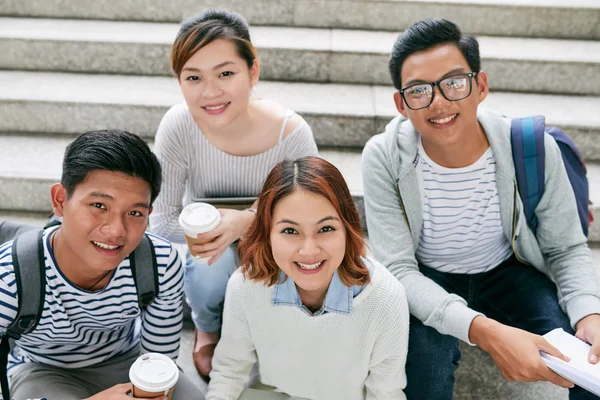 Studenten mit Kaffee zum Mitnehmen — Stockfoto