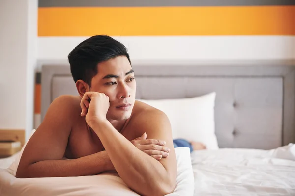 Träumender Mann liegt im Bett — Stockfoto