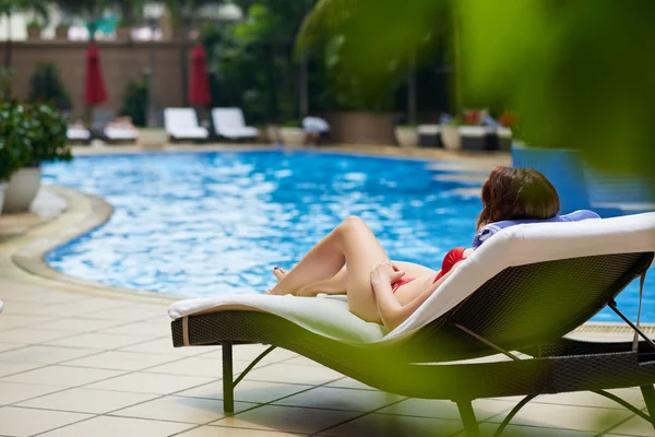 Mulher relaxante no salão de chaise — Fotografia de Stock