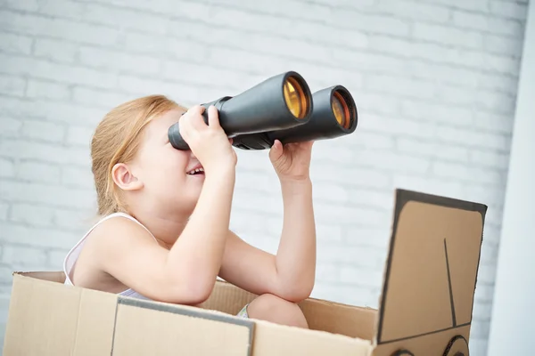 Mädchen schaut durch Fernglas — Stockfoto