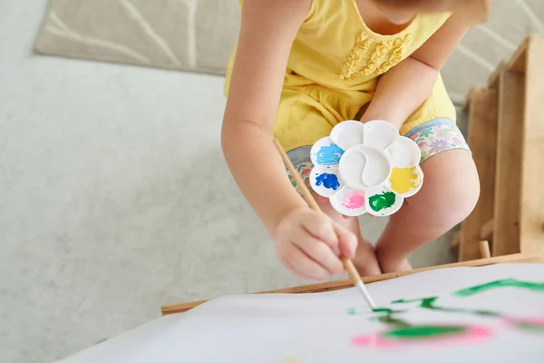 Kleine kunstenaar schilderen met palet — Stockfoto