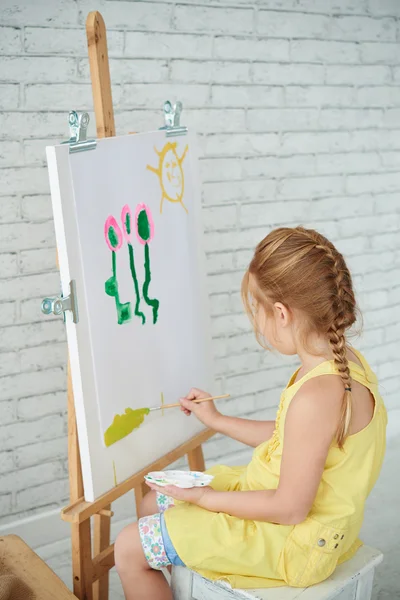 Mädchen konzentriert sich auf die Malerei — Stockfoto