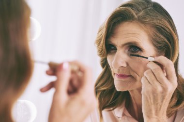 Kadın siyah rimel uygulamak