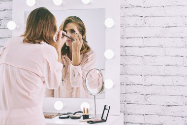 Olgun kadın hazırlanıyor