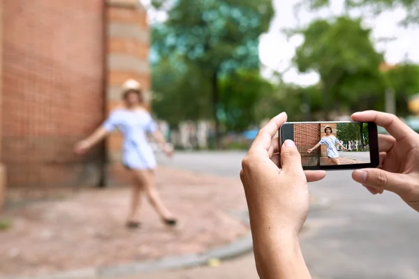 Hombre tomando foto de novia — Foto de Stock