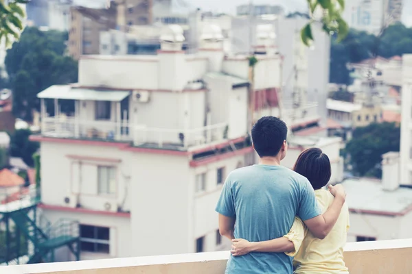 Couple bénéficiant d'une vue sur la ville — Photo