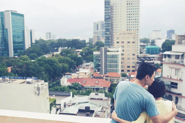 Homem beijando namorada no telhado — Fotografia de Stock