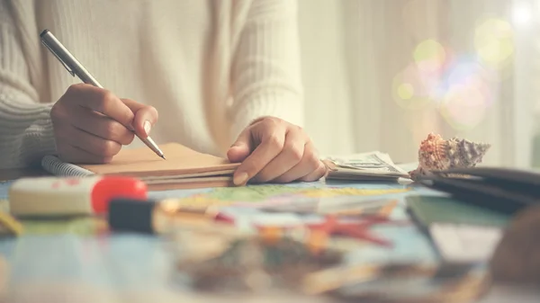 Viaggiatore femminile che scrive in blocco note — Foto Stock