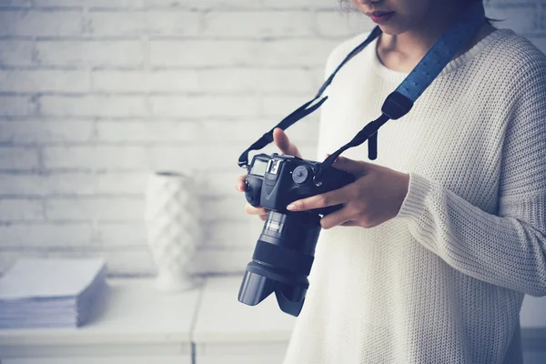 Fotografen kontrollera bilder i kameran — Stockfoto