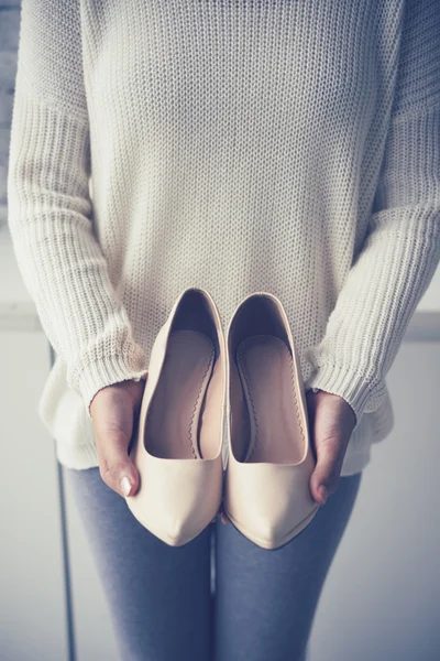 Woman holding pair of heels — Stock Photo, Image