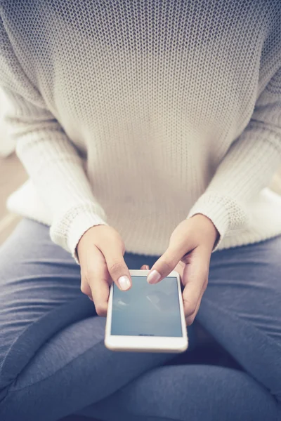 Mujer usando aplicación en smartphone — Foto de Stock