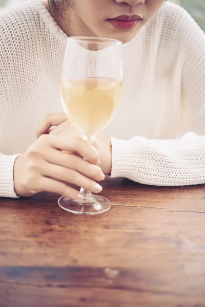 Mulher segurando vidro com vinho branco — Fotografia de Stock