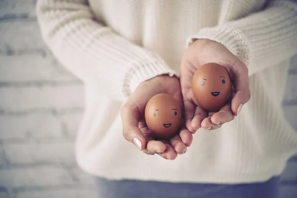 笑顔で女性を示す卵 — ストック写真