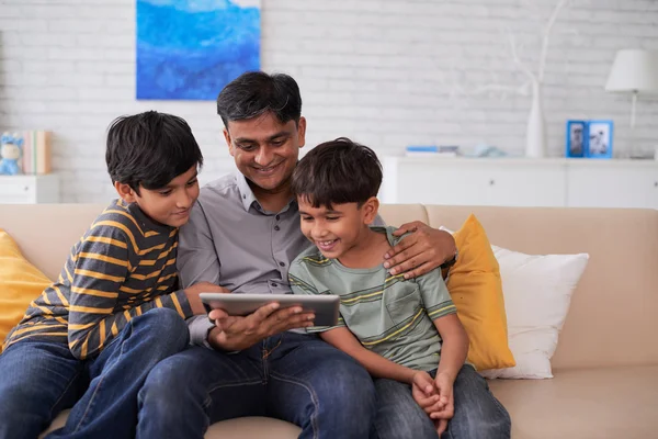 Indian father and sons watching movie — Stock Photo, Image