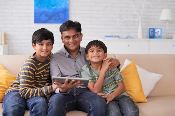 Indiase kinderen en vader met tablet pc — Stockfoto