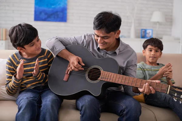 Father playing guitar and sons singing — Stock Photo, Image