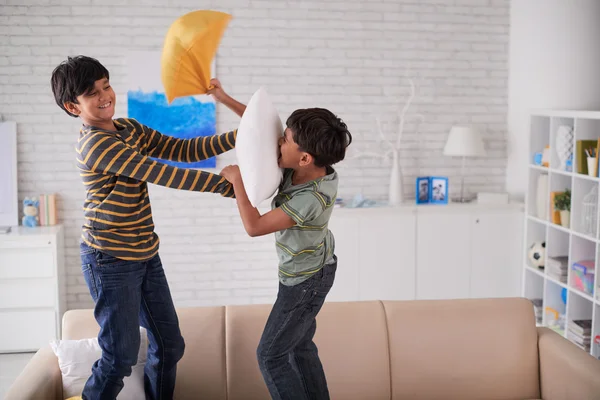 Brothers fighting with pillows — Stock Photo, Image