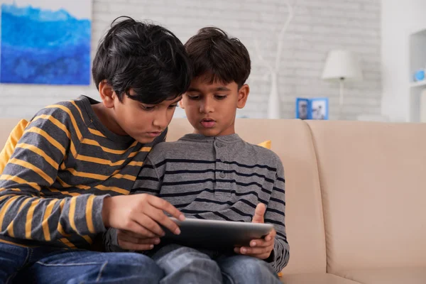 Kids using application on tablet computer — Stock Photo, Image